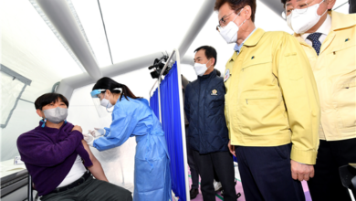 Photo of 이철우 경북도지사, 코로나19 첫 백신 접종현장 방문