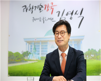 그림입니다.

원본 그림의 이름: KakaoTalk_20210713_165452213.jpg

원본 그림의 크기: 가로 5472pixel, 세로 3648pixel

사진 찍은 날짜: 2021년 04월 12일 오후 10:23

카메라 제조 업체 : Canon

카메라 모델 : Canon EOS-1D X Mark III

프로그램 이름 : Adobe Photoshop CS3 Windows

F-스톱 : 4.0

노출 시간 : 1/250초

IOS 감도 : 2000