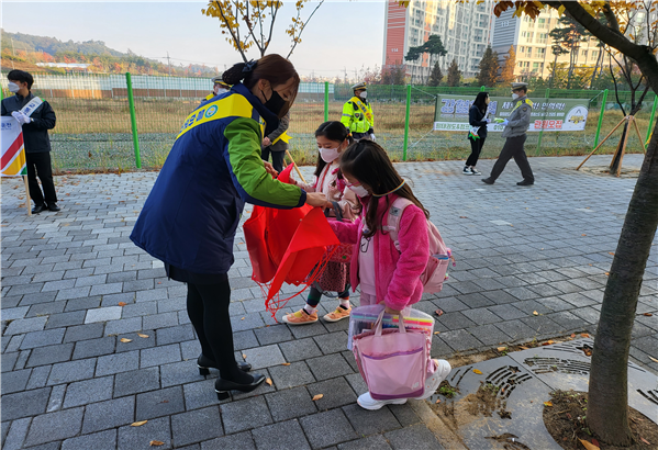 그림입니다.

원본 그림의 이름: [구미원당초]-등굣길교통안전캠페인_보도자료_사진_2.jpg

원본 그림의 크기: 가로 4000pixel, 세로 3000pixel

사진 찍은 날짜: 2021년 10월 26일 오후 8:22

카메라 제조 업체 : samsung

카메라 모델 : SM-F926N

프로그램 이름 : F926NKSU1AUJ4

F-스톱 : 1.8

노출 시간 : 1/325초

IOS 감도 : 40

색 대표 : sRGB

노출 모드 : 자동

35m