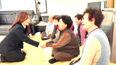 Photo of 형곡2동 신임동장, 주민곁에서 민원청취 행정 활동으로 “주민들 환호”