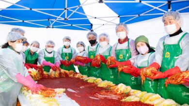Photo of 구미시, 새마을가족과 함께 “금오산 아래 퍼진 따뜻한 손맛…구미시 김장나눔 행사”