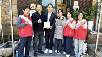 Photo of 형곡2동, ‘행복가게’ 현판 전달로 나눔문화 확산